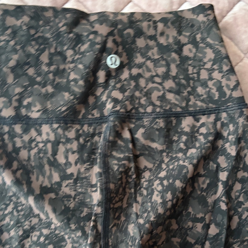 Lululemon Athletica Black and Gray Patterned Leggings